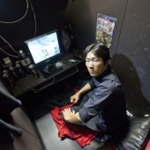 Vì sao nhiều người Nhật sống "tị nạn" trong quán cafe internet?